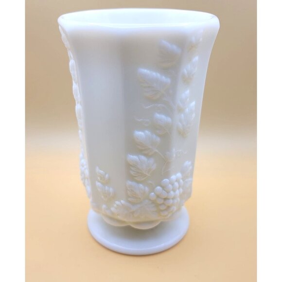 Vintage Westmoreland White Milk Glass Vase With Grape Vine Relief Design jj3659 - Picture 3 of 5